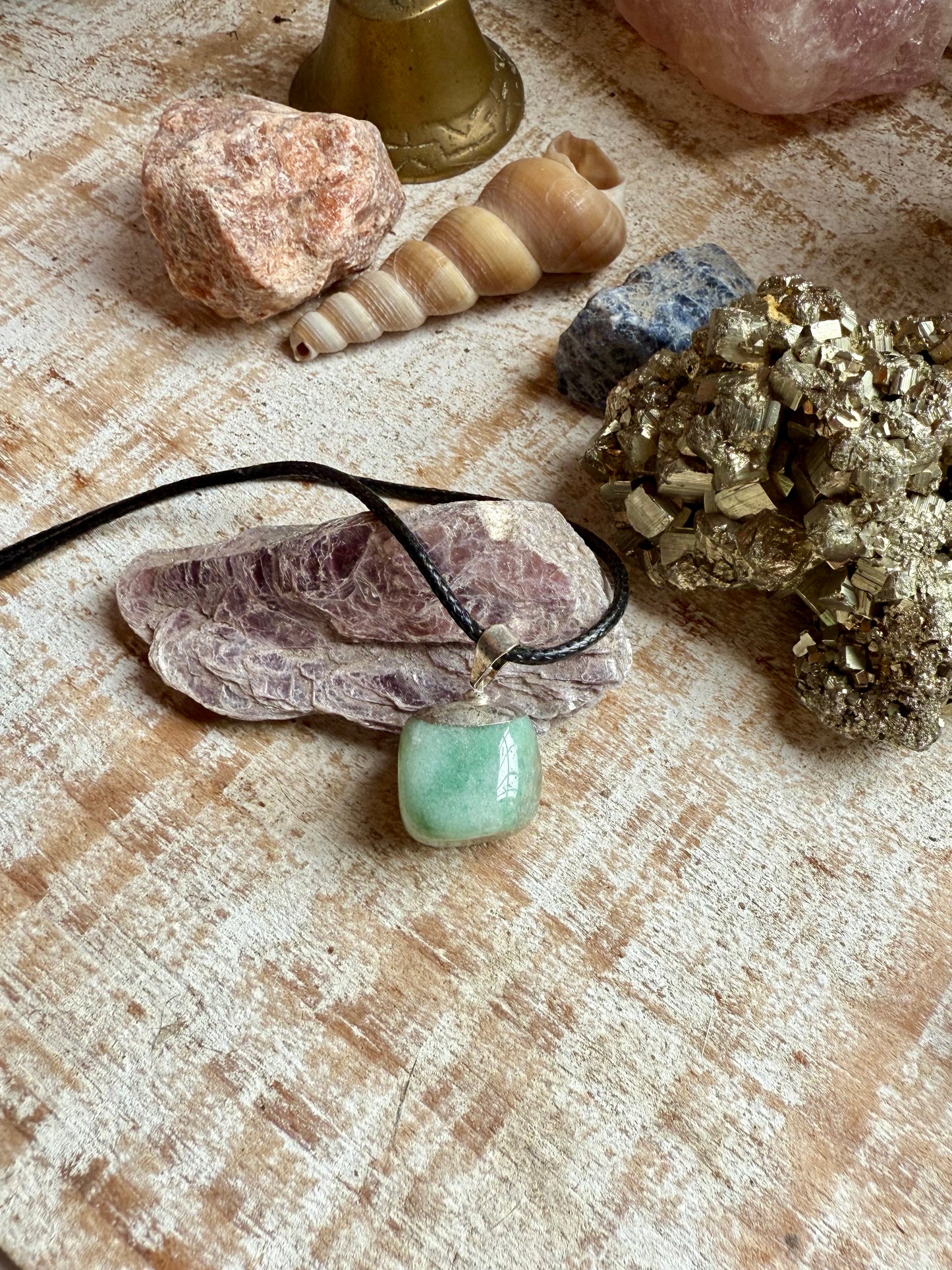 Collar de Cuarzo Verde con Cordon